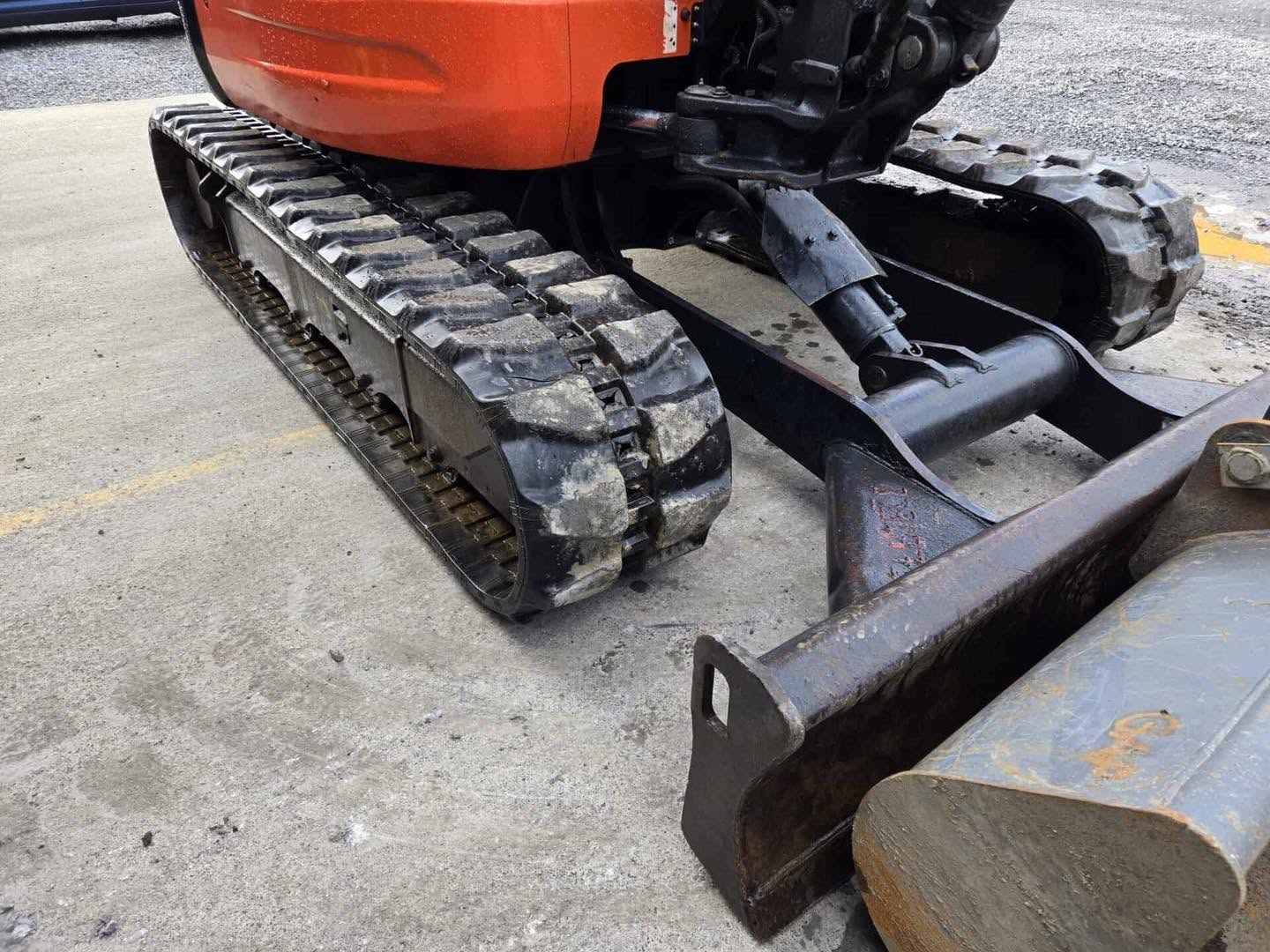 Miniexcavadora Kubota U48-4 de 5 t usada 2015 con 2420 h con pinza Intermercato