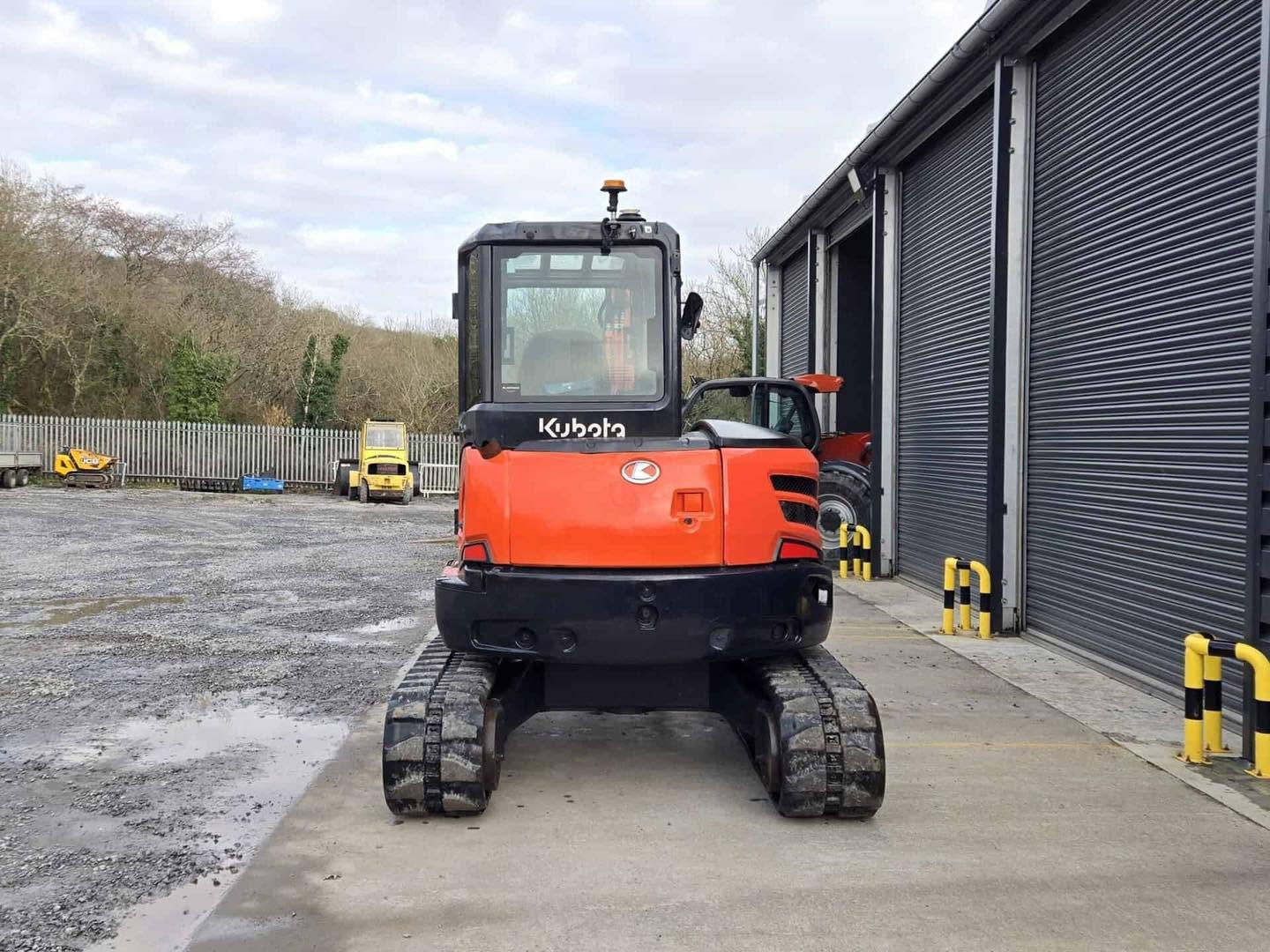 Miniexcavadora Kubota U48-4 de 5 t usada 2015 con 2420 h con pinza Intermercato