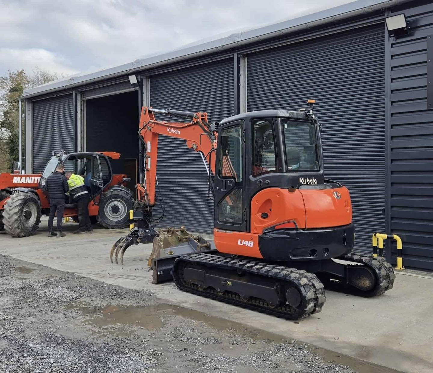 Miniexcavadora Kubota U48-4 de 5 t usada 2015 con 2420 h con pinza Intermercato