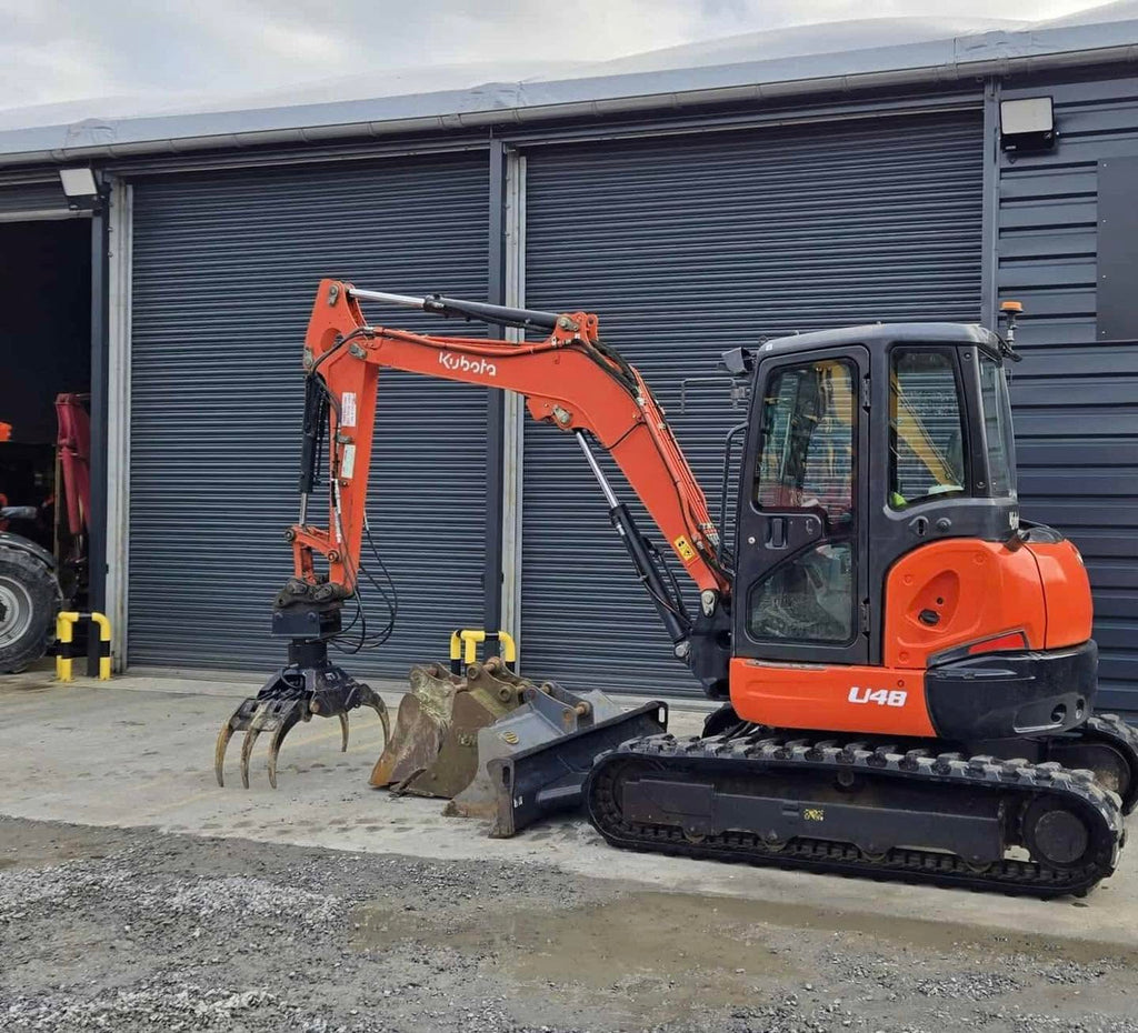 Miniexcavadora Kubota U48-4 de 5 t usada 2015 con 2420 h con pinza Intermercato