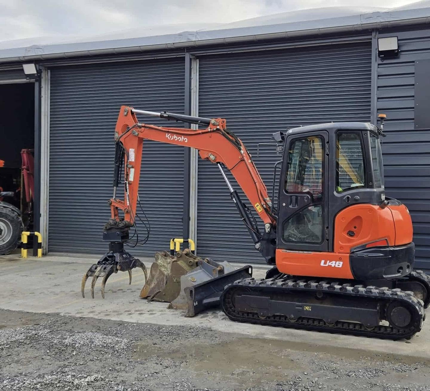 Miniexcavadora Kubota U48-4 de 5 t usada 2015 con 2420 h con pinza Intermercato