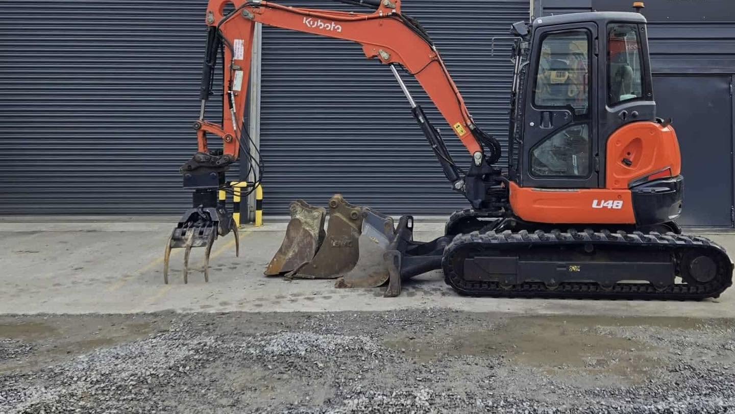 Miniexcavadora Kubota U48-4 de 5 t usada 2015 con 2420 h con pinza Intermercato
