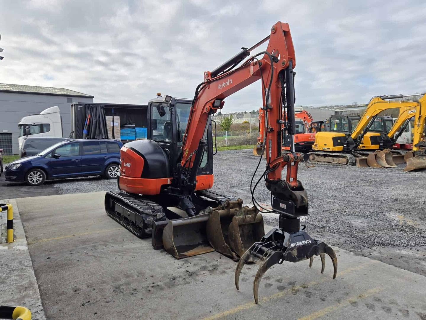 Miniexcavadora Kubota U48-4 de 5 t usada 2015 con 2420 h con pinza Intermercato