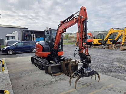Miniexcavadora Kubota U48-4 de 5 t usada 2015 con 2420 h con pinza Intermercato
