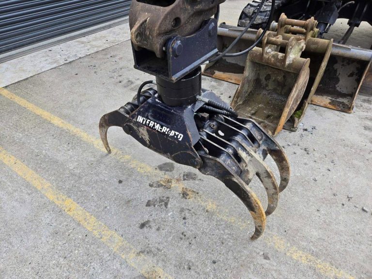 Miniexcavadora Kubota U48-4 de 5 t usada 2015 con 2420 h con pinza Intermercato