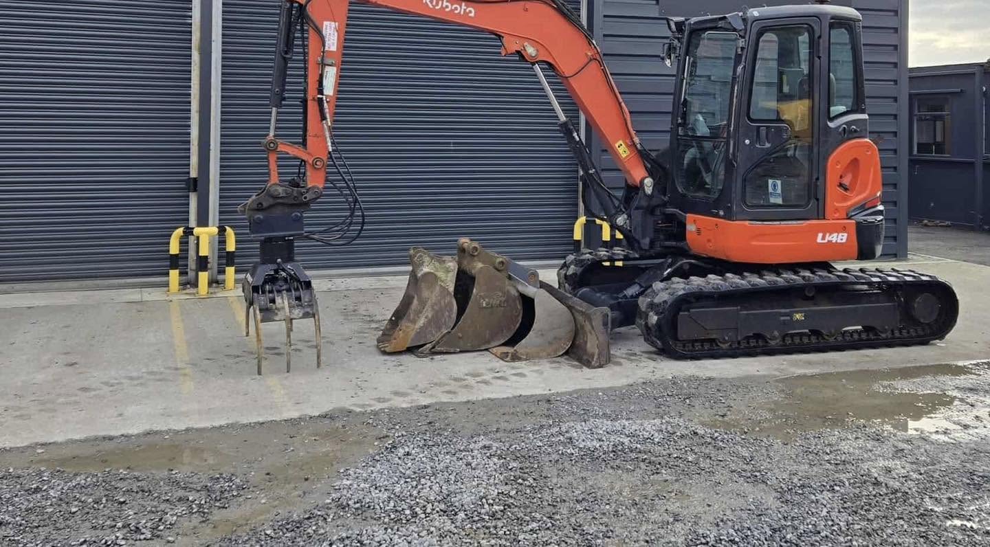 Miniexcavadora Kubota U48-4 de 5 t usada 2015 con 2420 h con pinza Intermercato