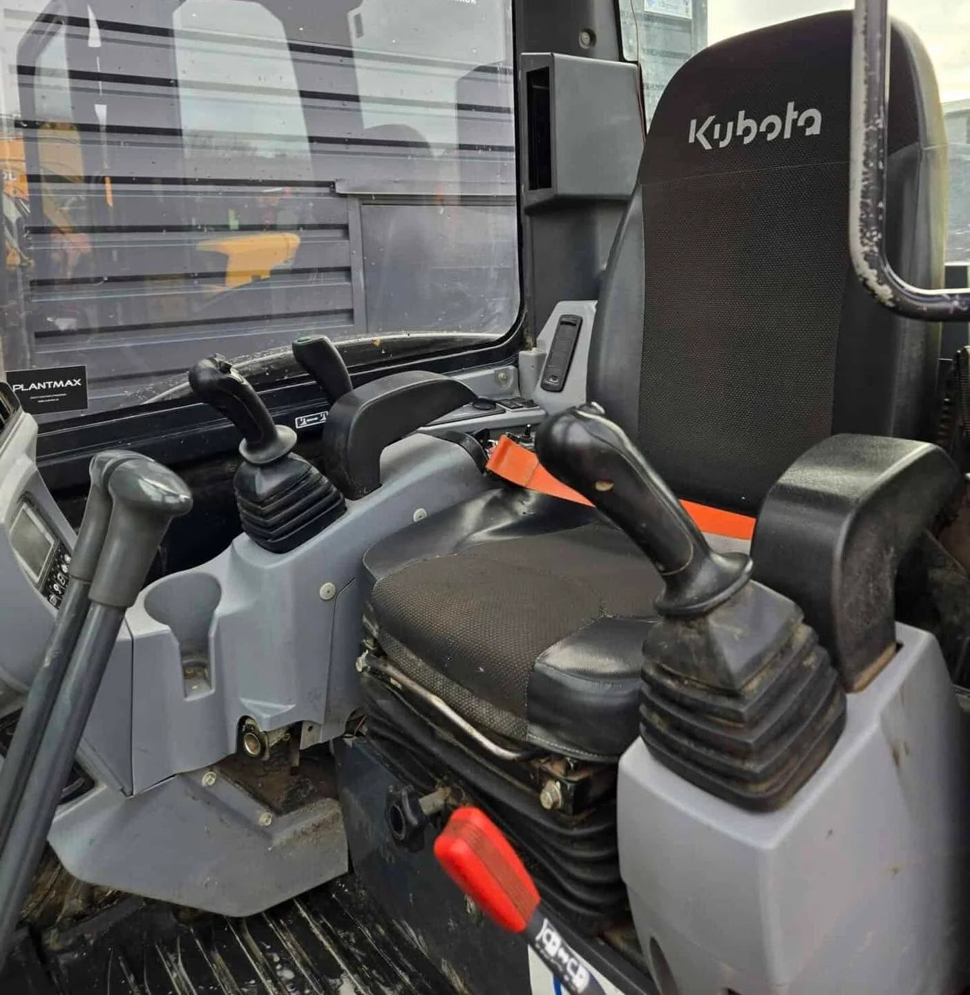 Miniexcavadora Kubota U48-4 de 5 t usada 2015 con 2420 h con pinza Intermercato