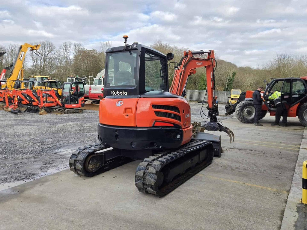Miniexcavadora Kubota U48-4 de 5 t usada 2015 con 2420 h con pinza Intermercato