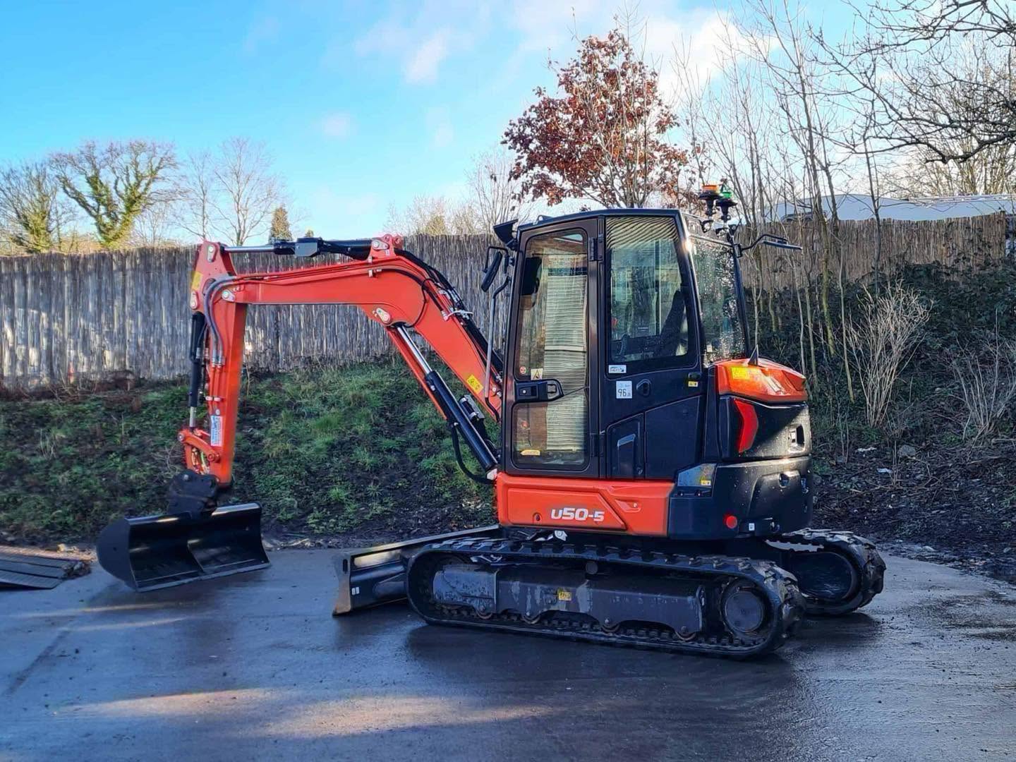 Miniexcavadora Kubota U50-5 de 5 t usada 2022 con 580 h, cabina climatizada y enganche hidráulico