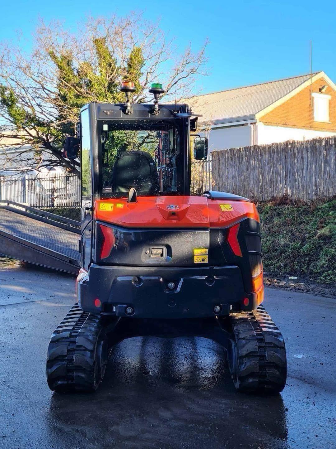 Miniexcavadora Kubota U50-5 de 5 t usada 2022 con 580 h, cabina climatizada y enganche hidráulico