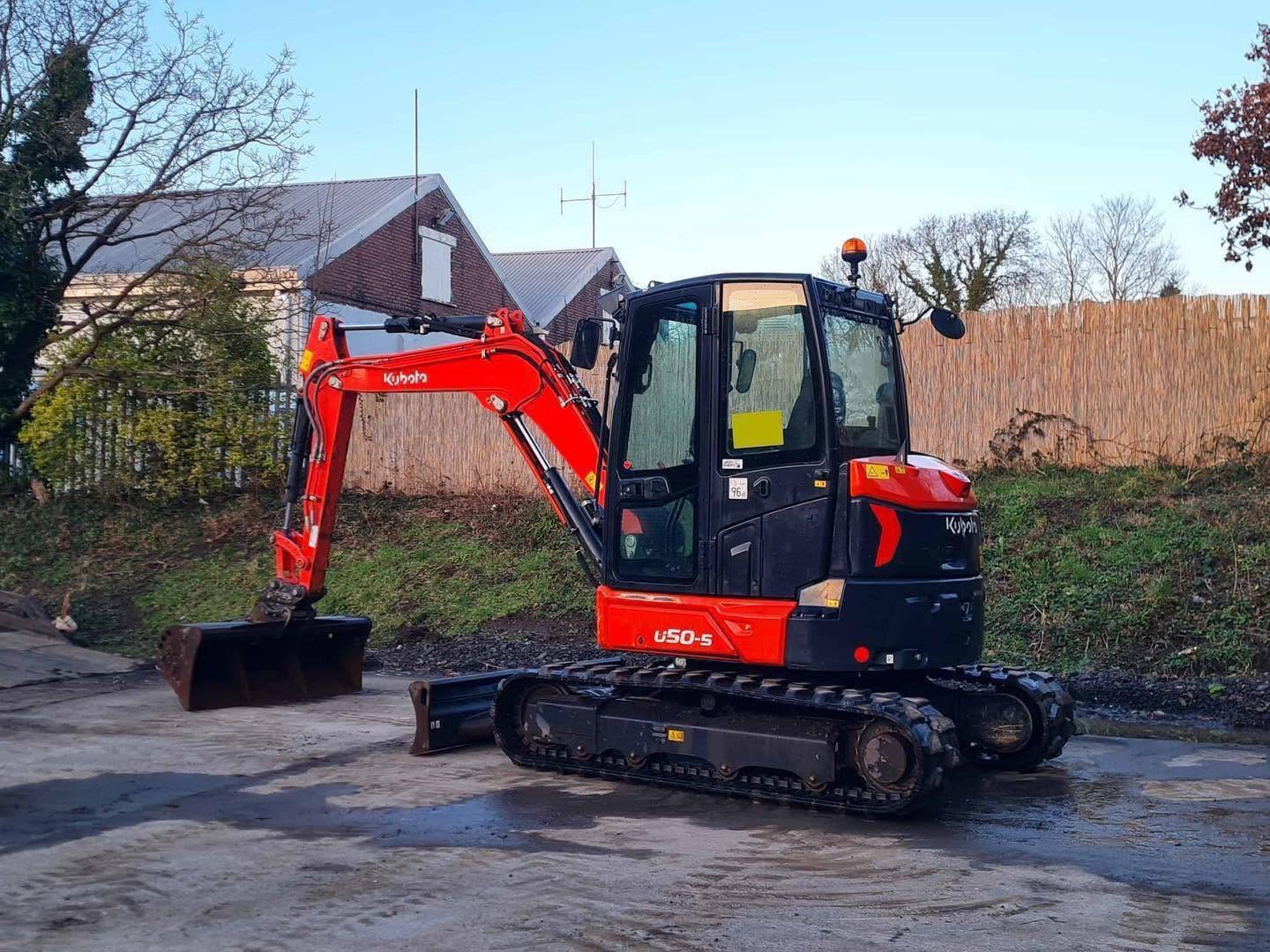 Miniexcavadora compacta Kubota U50-5 de 5 t, usada, año 2021, 1280 h, cabina con aire acondicionado