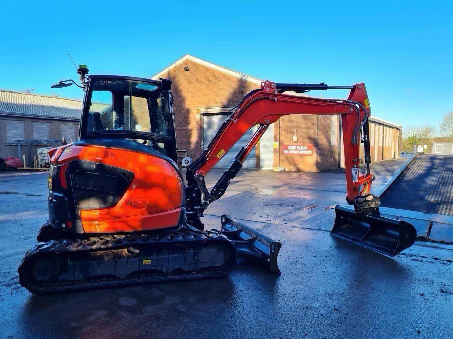Miniexcavadora Kubota U50-5 de 5 t usada 2022 con 580 h, cabina climatizada y enganche hidráulico