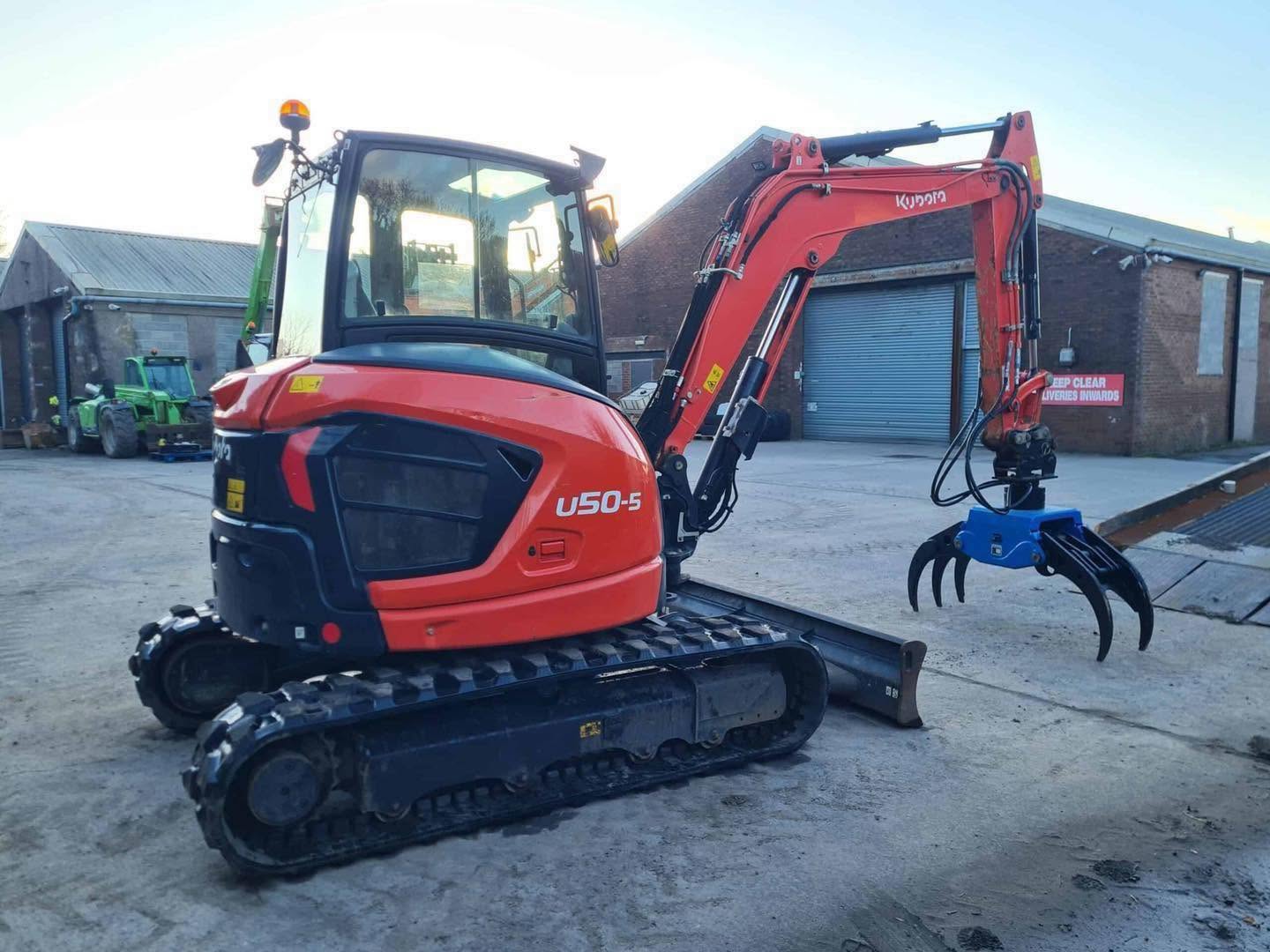 Miniexcavadora compacta Kubota U50-5 de 5 t, usada, año 2021, 1280 h, cabina con aire acondicionado