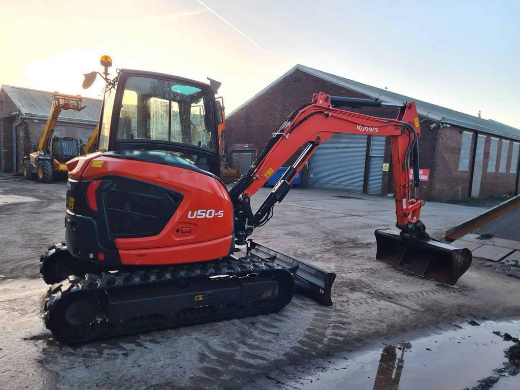 Miniexcavadora compacta Kubota U50-5 de 5 t, usada, año 2021, 1280 h, cabina con aire acondicionado