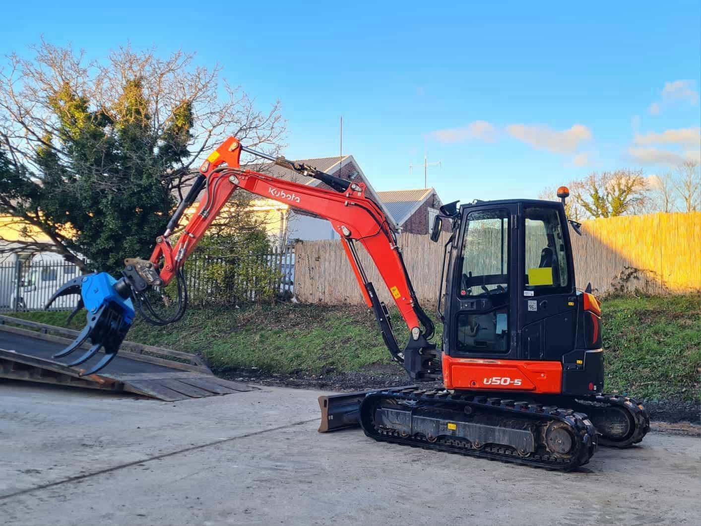 Miniexcavadora compacta Kubota U50-5 de 5 t, usada, año 2021, 1280 h, cabina con aire acondicionado