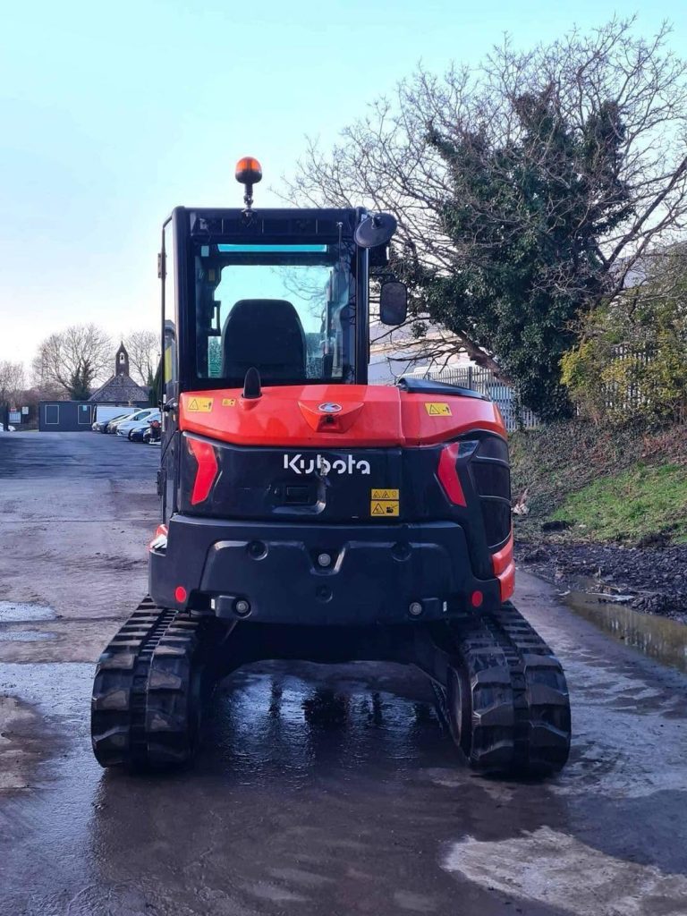 Miniexcavadora compacta Kubota U50-5 de 5 t, usada, año 2021, 1280 h, cabina con aire acondicionado