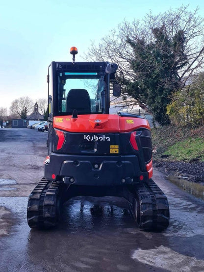 Miniexcavadora compacta Kubota U50-5 de 5 t, usada, año 2021, 1280 h, cabina con aire acondicionado