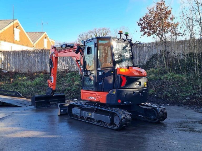 Miniexcavadora Kubota U50-5 de 5 t usada 2022 con 580 h, cabina climatizada y enganche hidráulico