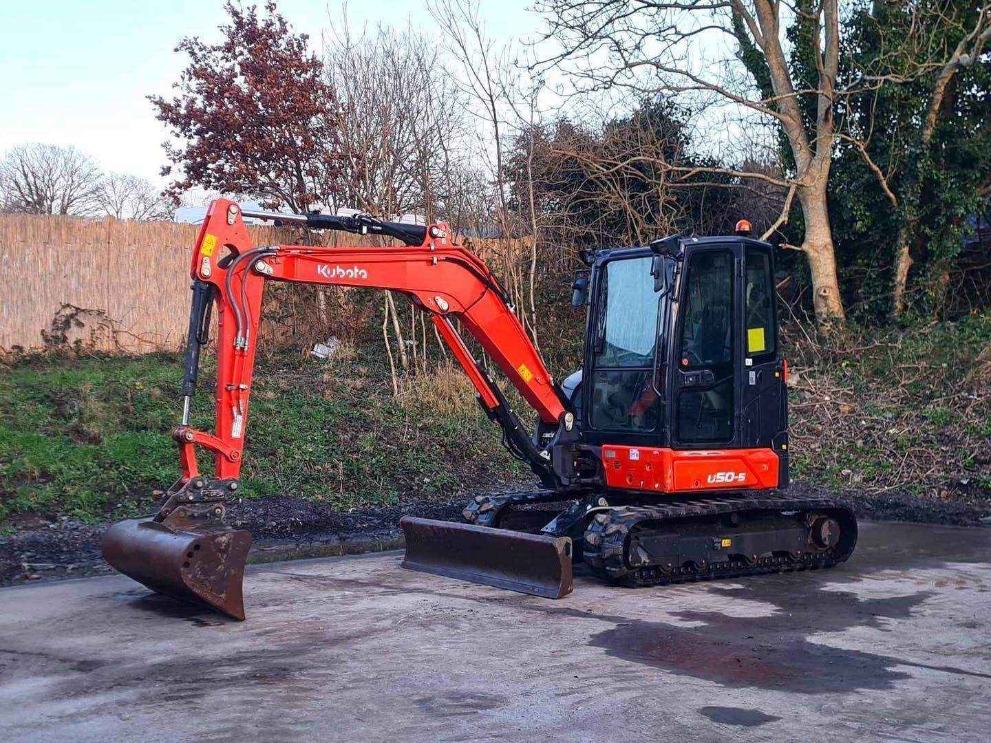 Miniexcavadora compacta Kubota U50-5 de 5 t, usada, año 2021, 1280 h, cabina con aire acondicionado