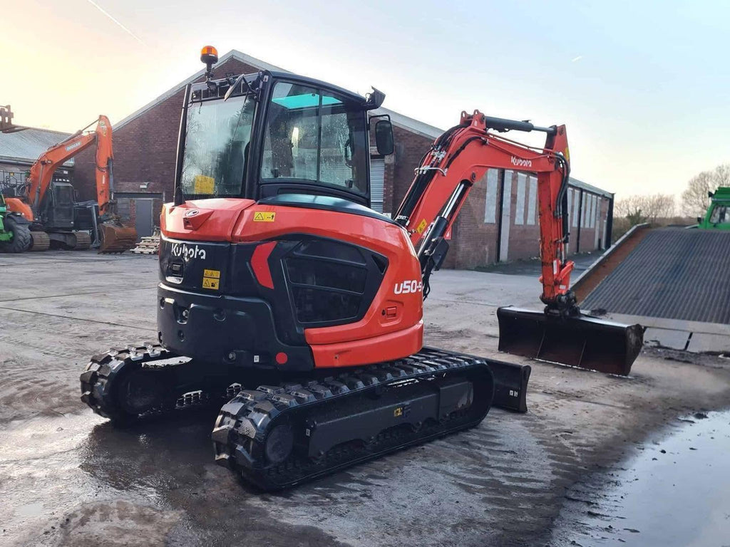 Miniexcavadora compacta Kubota U50-5 de 5 t, usada, año 2021, 1280 h, cabina con aire acondicionado