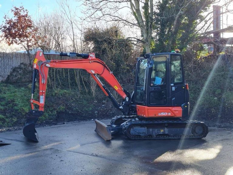 Miniexcavadora Kubota U50-5 de 5 t usada 2022 con 580 h, cabina climatizada y enganche hidráulico