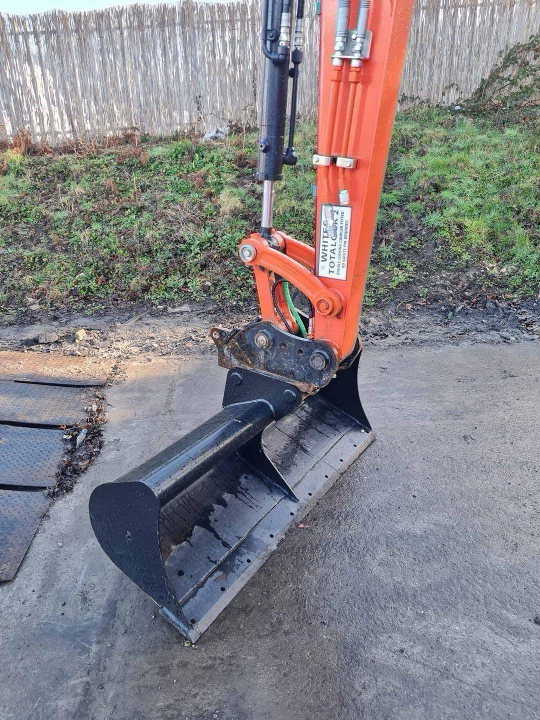 Miniexcavadora Kubota U50-5 de 5 t usada 2022 con 580 h, cabina climatizada y enganche hidráulico