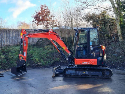 Miniexcavadora Kubota U50-5 de 5 t usada 2022 con 580 h, cabina climatizada y enganche hidráulico