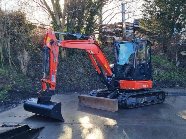 Miniexcavadora Kubota U50-5 de 5 t usada 2022 con 580 h, cabina climatizada y enganche hidráulico
