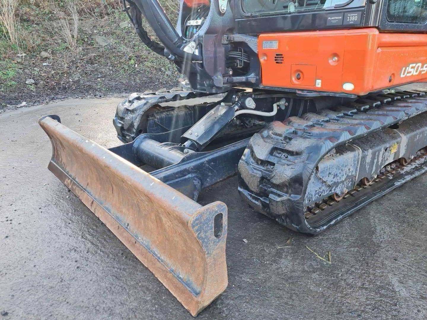 Miniexcavadora Kubota U50-5 de 5 t usada 2022 con 580 h, cabina climatizada y enganche hidráulico