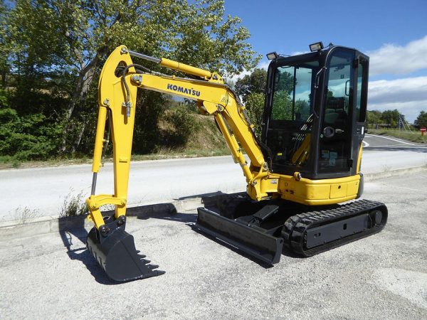 Miniexcavadora compacta usada Komatsu PC26MR-3 de 2,6 t, año 2017, 1055 h con 3 cucharones