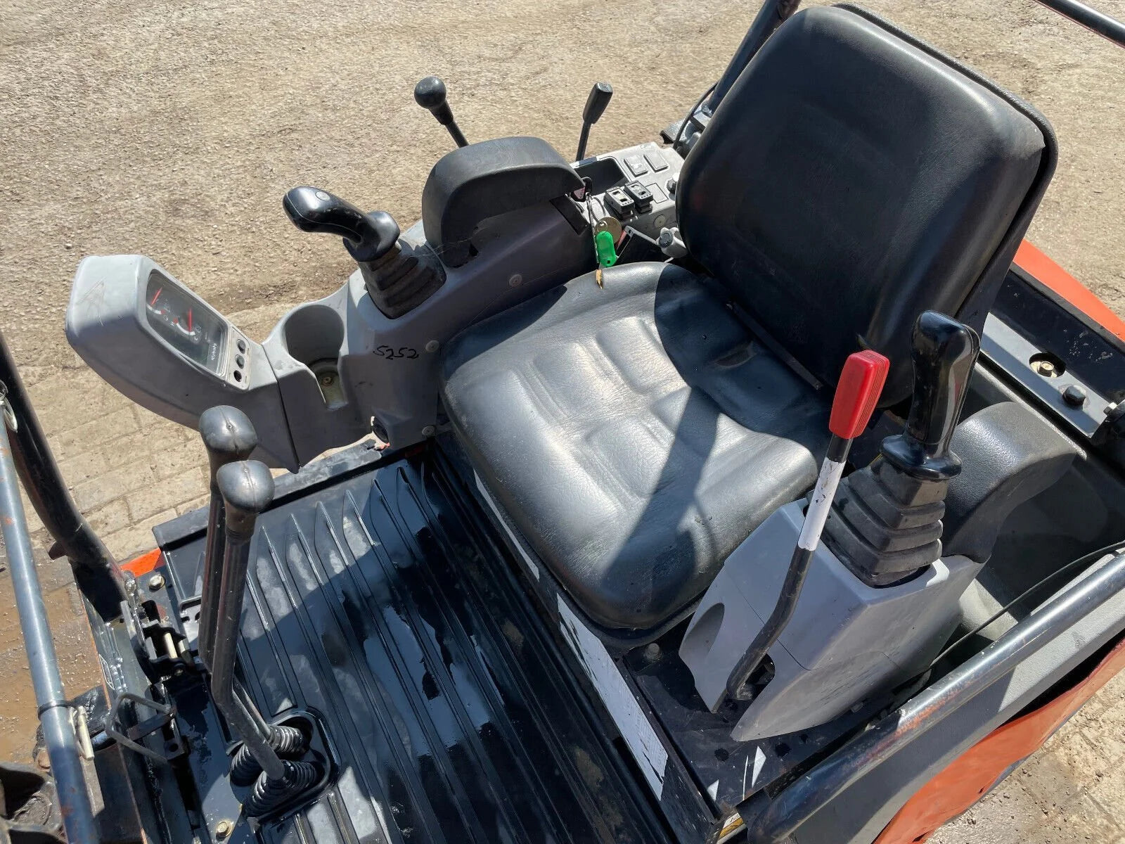 Miniexcavadora compacta Kubota KX 015-4 de 1,5 t usada 2013 con 3212 h y 3 cucharas