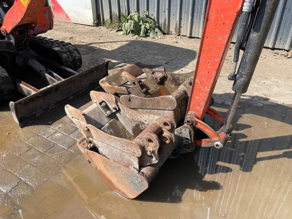 Miniexcavadora compacta Kubota KX 015-4 de 1,5 t usada 2013 con 3212 h y 3 cucharas