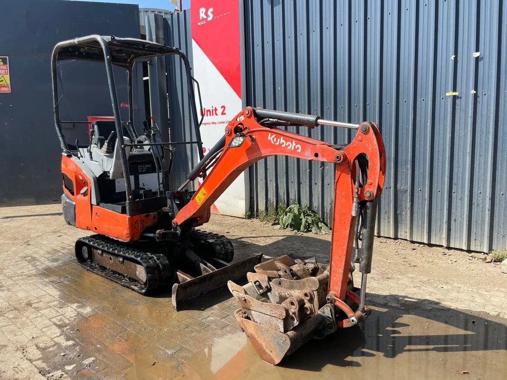 Miniexcavadora compacta Kubota KX 015-4 de 1,5 t usada 2013 con 3212 h y 3 cucharas