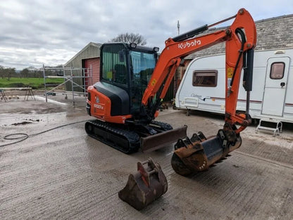 Miniexcavadora Kubota KX027-4 de 2,7 t usada 2017 cabina cerrada de 2341 h con 3 cucharones