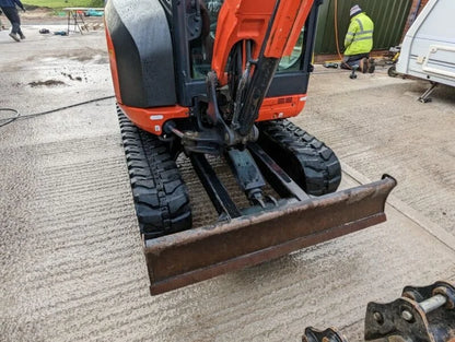 Miniexcavadora Kubota KX027-4 de 2,7 t usada 2017 cabina cerrada de 2341 h con 3 cucharones
