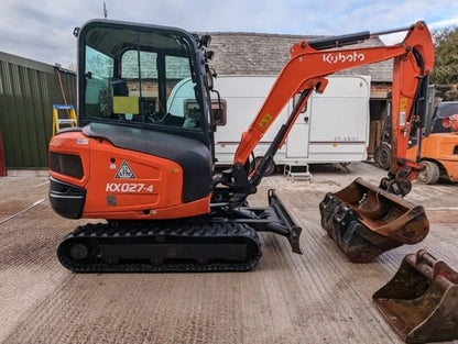 Miniexcavadora Kubota KX027-4 de 2,7 t usada 2017 cabina cerrada de 2341 h con 3 cucharones