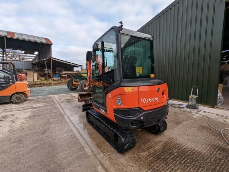 Miniexcavadora Kubota KX027-4 de 2,7 t usada 2017 cabina cerrada de 2341 h con 3 cucharones