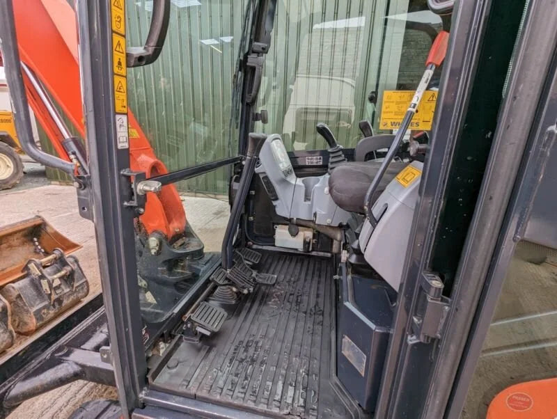 Miniexcavadora Kubota KX027-4 de 2,7 t usada 2017 cabina cerrada de 2341 h con 3 cucharones