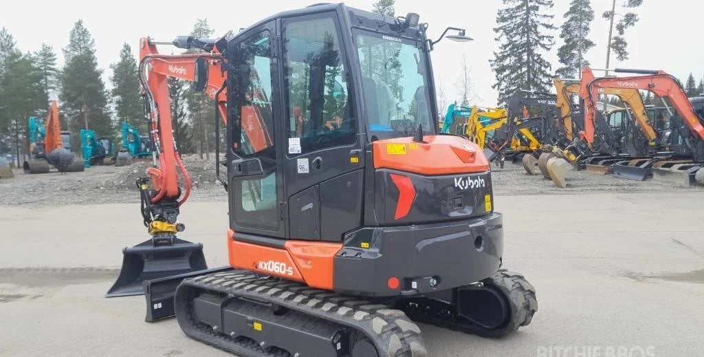 Miniexcavadora Kubota KX060-5 de 5,7 t con tiltrotator de ocasión 2022 casi nueva de 5 h