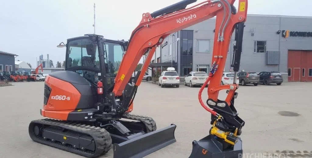 Miniexcavadora Kubota KX060-5 de 5,7 t con tiltrotator de ocasión 2022 casi nueva de 5 h