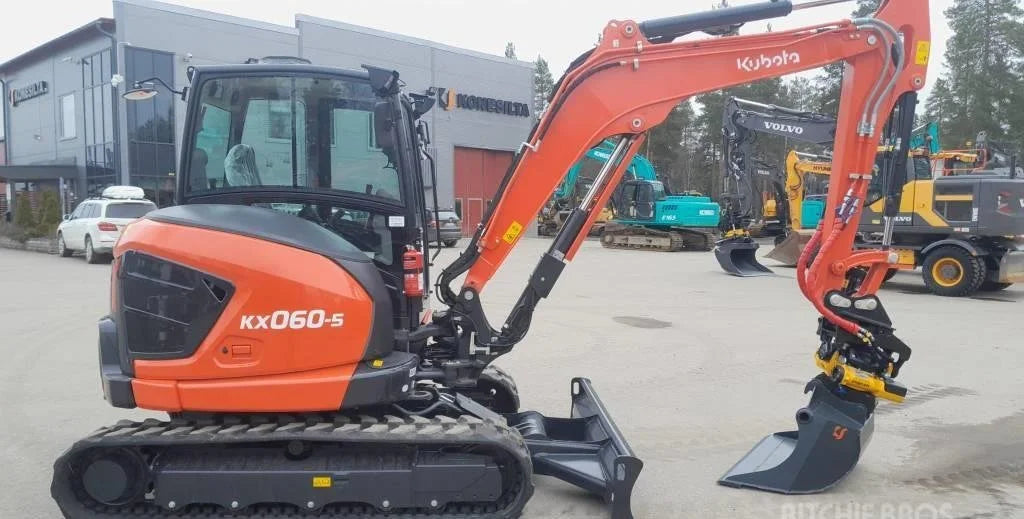 Miniexcavadora Kubota KX060-5 de 5,7 t con tiltrotator de ocasión 2022 casi nueva de 5 h