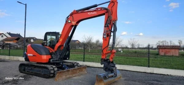 Miniexcavadora Kubota KX080-3 de 8,2 t usada 2012 con 3300 h y enganche hidráulico