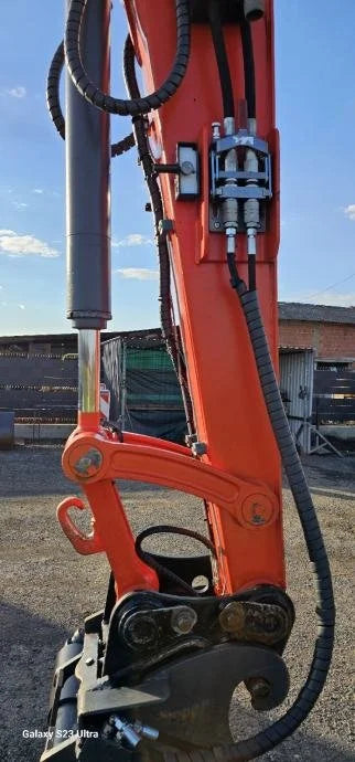 Miniexcavadora Kubota KX080-3 de 8,2 t usada 2012 con 3300 h y enganche hidráulico