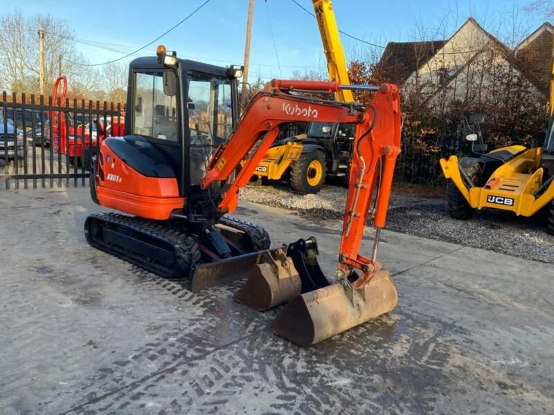 Miniexcavadora Kubota KX61-3 de 2,6 t de ocasión 2011 con cabina climatizada de 2964 h y 3 cucharas