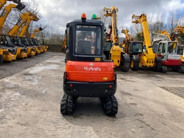 Miniexcavadora Kubota KX61-3 de 2,5 t de ocasión 2013 con cabina climatizada de 2417 h con 3 cucharas