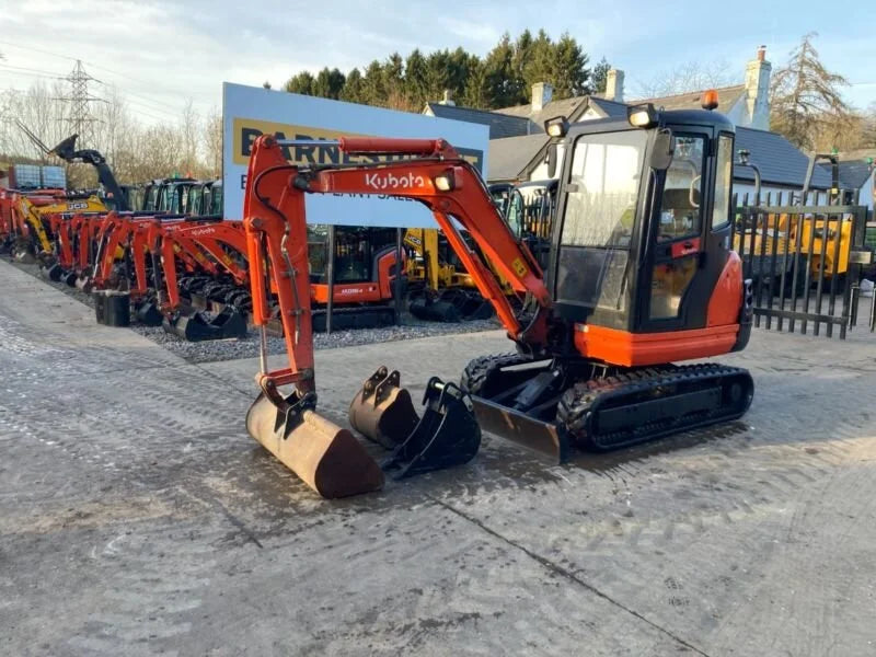Miniexcavadora Kubota KX61-3 de 2,6 t de ocasión 2011 con cabina climatizada de 2964 h y 3 cucharas