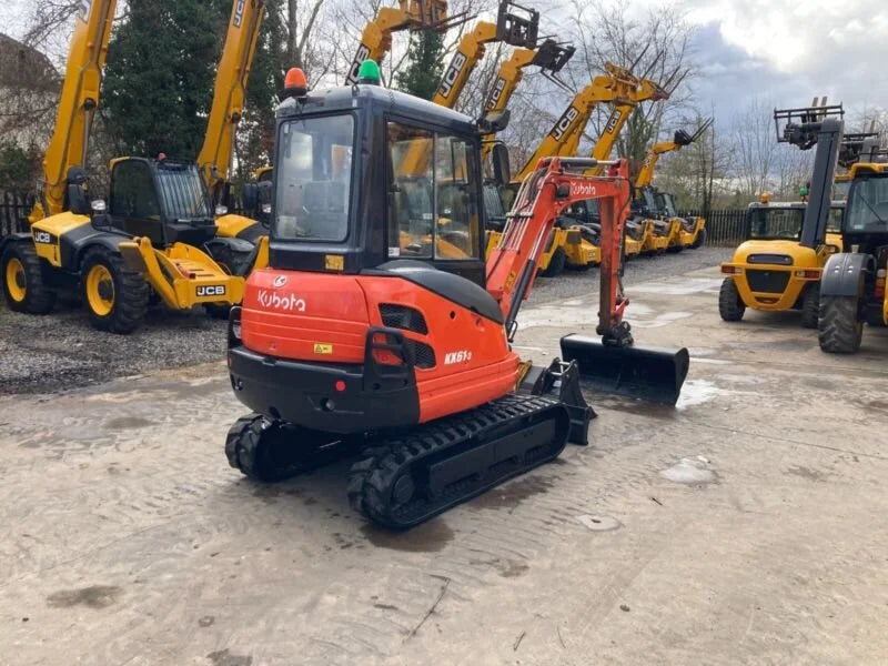 Miniexcavadora Kubota KX61-3 de 2,5 t de ocasión 2013 con cabina climatizada de 2417 h con 3 cucharas