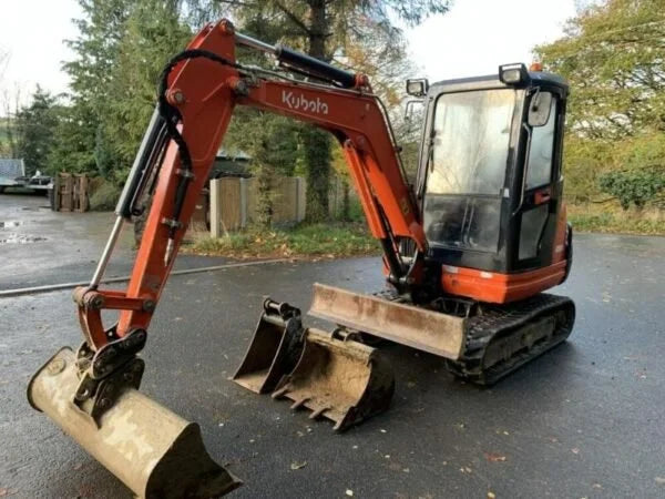 Miniexcavadora Kubota KX61-3 de 2,6 t usada 2015 cabina cerrada de 3.243 h con 3 cucharones