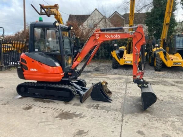 Miniexcavadora Kubota KX61-3 de 2,5 t de ocasión 2013 con cabina climatizada de 2417 h con 3 cucharas