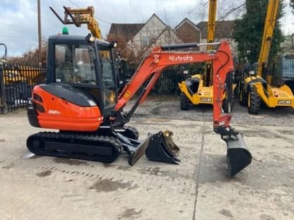 Miniexcavadora Kubota KX61-3 de 2,5 t de ocasión 2013 con cabina climatizada de 2417 h con 3 cucharas